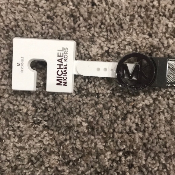 Michael Kors Twist Reversible Belt - Picture 2 of 4